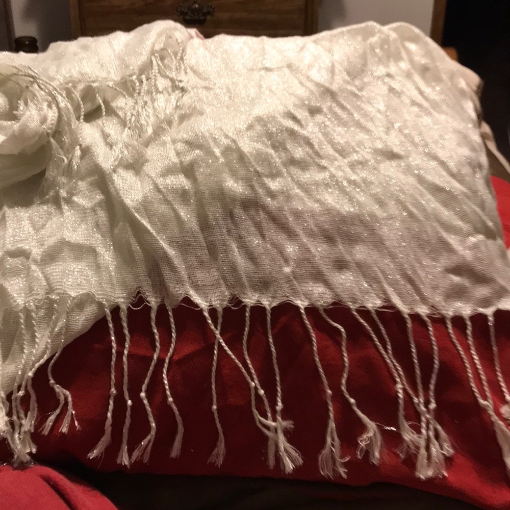 Beautiful white scarf with sparkling silver - Picture 2 of 3